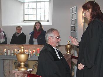 Dekanin Martina Beck verabschiedete Christian Pohl offiziell als Pfarrer von Wonsees. Den Seelsorger zieht es gemeinsam mit seiner Frau Petra nach Tansania.  Foto: Sonny Adam