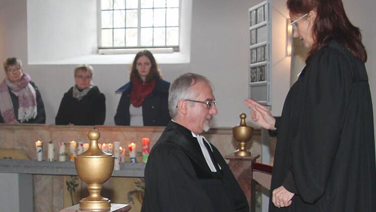 Dekanin Martina Beck verabschiedete Christian Pohl offiziell als Pfarrer von Wonsees. Den Seelsorger zieht es gemeinsam mit seiner Frau Petra nach Tansania.  Foto: Sonny Adam