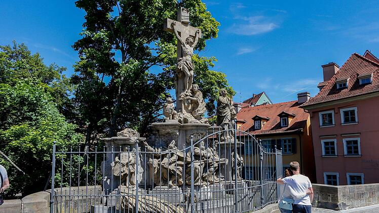 Wer genau hinschaut, erkennt, dass links vom Kreuz der Sockel leer ist. Foto: Matthias Hoch
