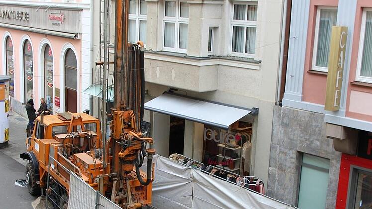 Die Voruntersuchung für die Altstadtsanierung in Bad Kissingen sind bereits angelaufen. Unser Foto zeigt Bohrungen in der Unteren Marktstraße  für eine Grundwassermessstelle. Foto: Archiv/Benedikt Borst