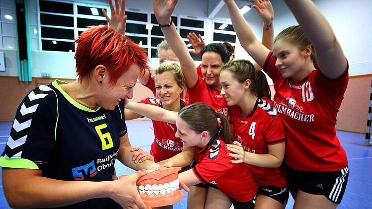 Jennifer Lauterbach und ihre Handball-Kolleginnen vom TV Marktleugast (Eva Söllner, Sarah Hüller, Elke Ruckdeschel, Eva Kauper, Julia Goller und Lena Angermann) aus der Bezirksoberliga Oberfranken stellen eine Sportfloskel dar, die nicht nur im Handball geläufig ist. Foto: Monika Limmer