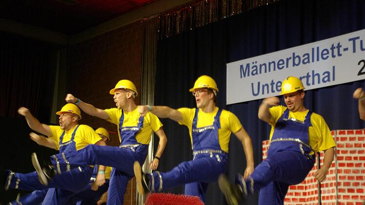 Eine der markanten Veranstaltungen im Jahresablauf der UKG ist das immer ausverkaufte, schon legendäre Männerballett-Turnier in der Erthalhalle: im Bild Waigolshausen als tanzender Bautrupp.Archiv/Ehling
