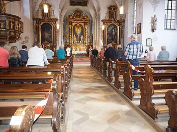 Festgottesdienst zum Hochfest Kreuzerhöhung in der Klosterkirche am Kreuzberg - natürlich mit Abstand.