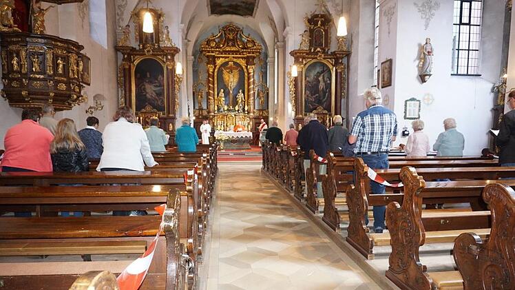 Festgottesdienst zum Hochfest Kreuzerhöhung in der Klosterkirche am Kreuzberg - natürlich mit Abstand.