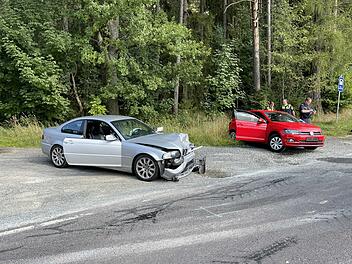 Unfall mit f&uuml;nf Schwerverletzten neben Badesee: Polizist l&auml;sst Unfallstelle mit Traktor absperren