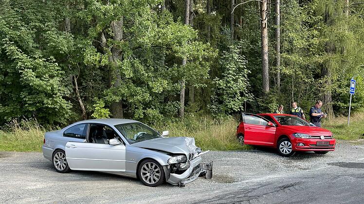 Unfall mit f&uuml;nf Schwerverletzten neben Badesee: Polizist l&auml;sst Unfallstelle mit Traktor absperren