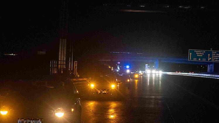 A3: LKW hat Reifenplatzer auf der A3: Zahlreiche Fahrzeuge besch&auml;digt