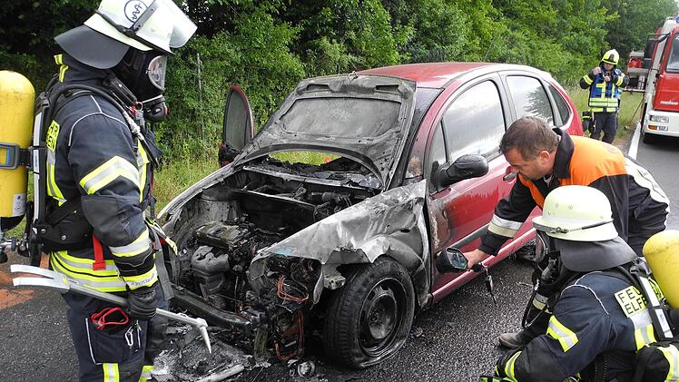 Die Fahrerin konnte gerade noch rechtzeitig aussteigen. Foto: Peter Seufert