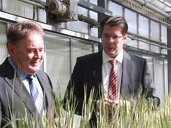 Minister Helmut Brunner und Züchter Martin Breun schauen sich die Zuchtanlagen in Steinbach an. Fotos: Michael Busch