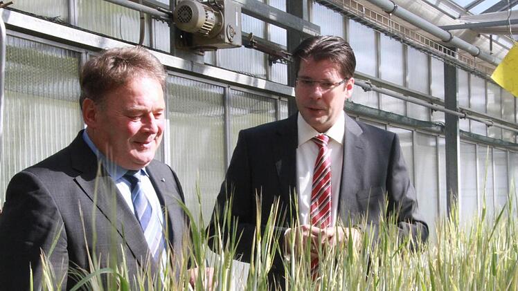 Minister Helmut Brunner und Züchter Martin Breun schauen sich die Zuchtanlagen in Steinbach an. Fotos: Michael Busch