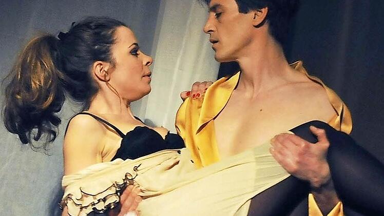 Das Stubenmädchen und der junge Herr: Anna Staab und Nils Liebscher in Arthur Schnitzlers "Reigen".Fotos: Andrea Kremper