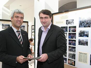 Timo Ehrhardt (links) und Marko Wolfram (rechts) halten die Urkunde, die die Zusammenarbeit zwischen ihren beiden Kommunen dokumentiert.  Foto: Archiv/Corinna Igler