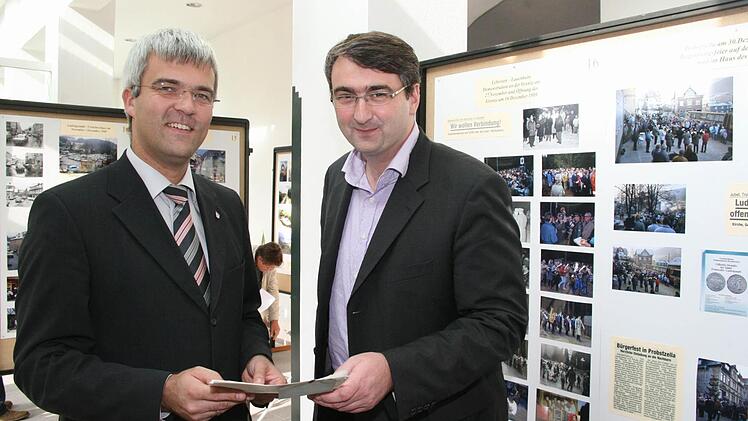 Timo Ehrhardt (links) und Marko Wolfram (rechts) halten die Urkunde, die die Zusammenarbeit zwischen ihren beiden Kommunen dokumentiert.  Foto: Archiv/Corinna Igler