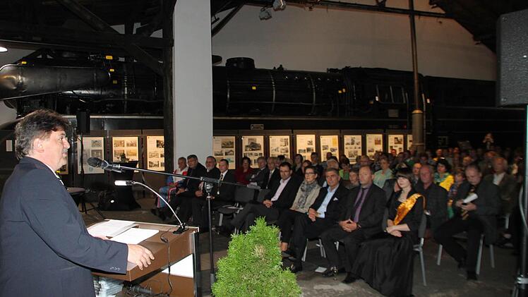 Landrat Söllner begrüßt die Gäste.