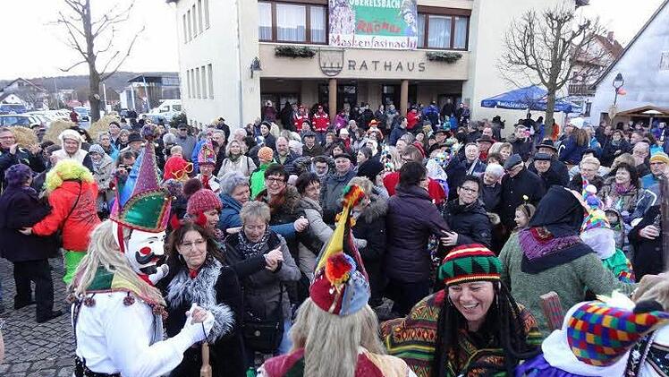 Vor dem Rathaus in Oberelsbach spielte sich bei der Maskenfastnacht ein lustiges Treiben ab. (Fotos: Marion Eckert)