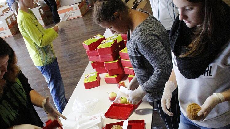 Die Schüler der Mittelschule Eggolsheim packen Brotzeit-Boxen. Foto: Josef Hofbauer