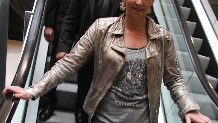 Begleitet von zwei Bodyguards "schwebte" Claudia Jung die Rolltreppe herab. Foto: Sonja Adam