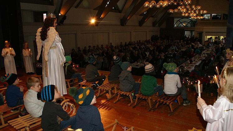 Mehrere hundert Seniorinnen und Senioren aus Eltmann und den Stadtteilen grüßte das Eltmanner Christkind Josefa Pflaum zur Altenehrung in der Stadthalle. Foto: Sabine Weinbeer
