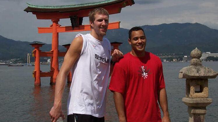 Erinnerungen an 2008: An ihrem spielfreien Tag besuchten die deutschen Basketballer den Itsukuschima-Schrein bei Hiroshima. Dirk Nowitzki (l.) und Robert Garrett ließen sich vor einem der Pfeiler ablichten, die seit 1996 zum Weltkulturerbe zählen.