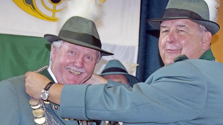 Schützenmeister Erwin Kalb (rechts) legt Richard Werner die Königskette um. Foto: Andreas Welz