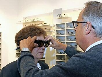 Optiker Siegfried Maertens demonstriert die Wirkung einer Kantenfilterbrille. Foto: Carmen Schwind