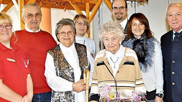 Gratulanten zum 95. Geburtstag: Die Jubilarin Elfriede Halboth (vorn Mitte) freute sich sichtlich über die Gratulationen von (v. r.) stellvertretendem Landrat Helmut Fischer, Bürgermeisterin Christine Frieß, Einrichtungsleiter Martin Pühl, Ursula Hofmann, Schwiegertochter Liane, Sohn Eberhard und Martina Räder vom Sozialen Dienst. Foto: Ingrid Kohles