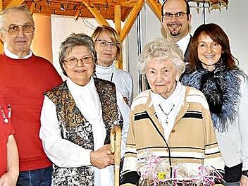 Gratulanten zum 95. Geburtstag: Die Jubilarin Elfriede Halboth (vorn Mitte) freute sich sichtlich &uuml;ber die Gratulationen von (v. r.) stellvertretendem Landrat Helmut Fischer, B&uuml;rgermeisterin Christine Frie&szlig;, Einrichtungsleiter Martin P&uuml;hl, Ursula Hofmann, Schwiegertochter Liane, Sohn Eberhard und Martina R&auml;der vom Sozialen Dienst. Foto: Ingrid Kohles