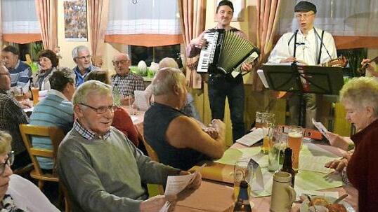 Beste Stimmung herrschte beim Wirtshaussingen in Windischenhaig. Foto: Jürgen Valentin