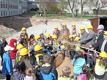 Große und kleine Spatenstecher - gemeinsam in Aktion fürs neue Kinderhaus in Oberhaid. Fotos: Anette Schreiber