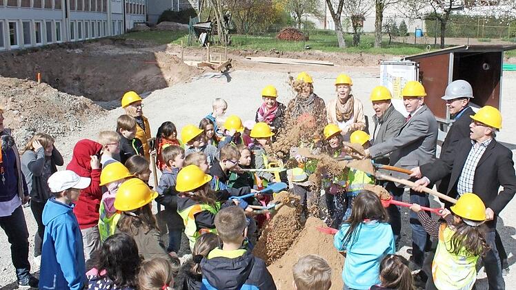 Große und kleine Spatenstecher - gemeinsam in Aktion fürs neue Kinderhaus in Oberhaid. Fotos: Anette Schreiber