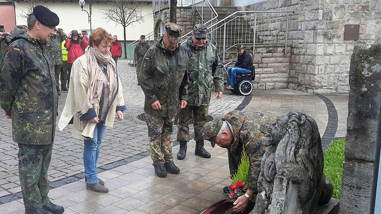 Am Kriegerdenkmal am Alten Rathaus legten die Reservisten im Beisein von Bürgermeisterin Brigitte Meyerdierks eine Blumenschale zum Gedenken an alle gefallenen Kameraden nieder.  An der Zeremonie nahm auch der Leiter des Gefechtssimulationszentrums Heer, Oberst Jürgen Steinberger (links), teil.Foto: Rolf Pralle
