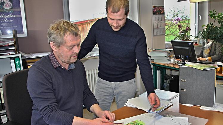 Den beiden Kreisfachberatern Guntram Ulsamer und Johannes Bayer (von links) liegen naturnahe Gärten am Herzen. Foto: H. Will