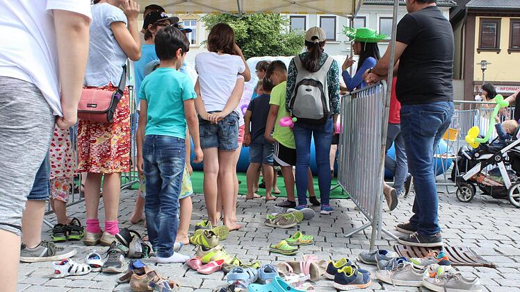 Schuhe aus und anstehen: Für das vor ihnen liegende Bassin-Erlebnisse taten die Kinder dies gerne.Markus Häggberg