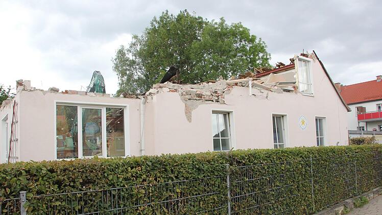 Der Abriss in der Seelmannstra&szlig;e l&auml;uft: Ein Teil des alten Kindergartens steht aber noch. Foto: Theresa Schiffl