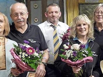 Dank und Ehre bei den Theaterspielern (von links): Gabi Strobel, Reiner Wegner, Uwe Schäftlein, Moni Kleemann, Uschi Wegner; es fehlt Sylvia Schäftlein.  Foto: Desombre
