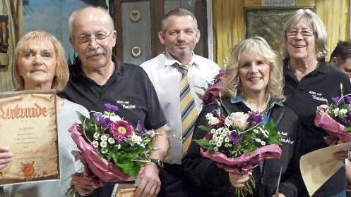 Dank und Ehre bei den Theaterspielern (von links): Gabi Strobel, Reiner Wegner, Uwe Schäftlein, Moni Kleemann, Uschi Wegner; es fehlt Sylvia Schäftlein.  Foto: Desombre