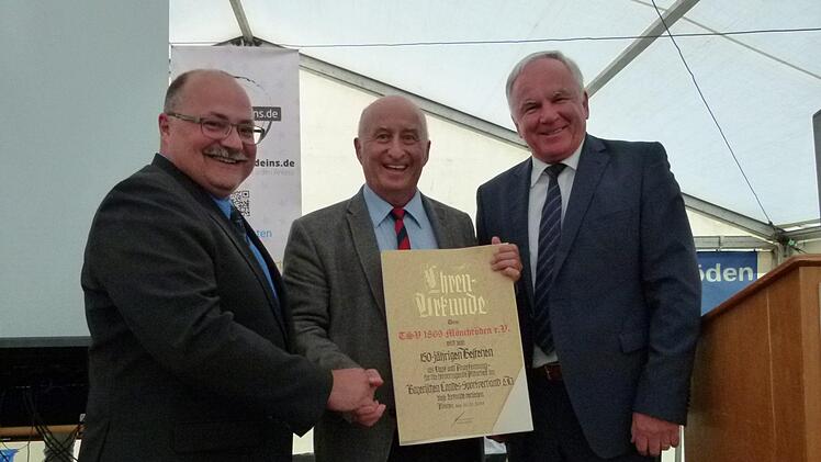 Die BLSV-Ehrenurkunde anlässlich des 150. Jubiläums erhielt Präsident Hans-Joachim Lieb (Mitte) vom  BLSV-Kreisvorsitzenden Jürgen Rückert (l.) und vom stellvertretenden  BLSV-Landesvorsitzenden Udo Egleder. Foto: Doris Weidner
