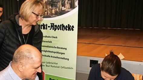 Thomas Lehmann nahm die Gelegenheit wahr, seinem Blutzuckerwert messen zu lassen.  Fotos: Martin Rebhan