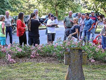 Der Gemeinderat beschloss bei einem Ortstermin am Friedhofseingang, einen  neuen behindertengerechten Eingang links davon anzulegen. Foto: Dieter  Britz