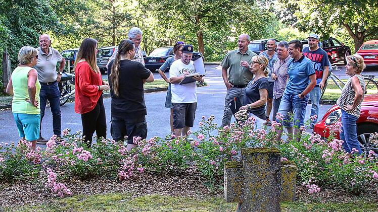 Der Gemeinderat beschloss bei einem Ortstermin am Friedhofseingang, einen  neuen behindertengerechten Eingang links davon anzulegen. Foto: Dieter  Britz