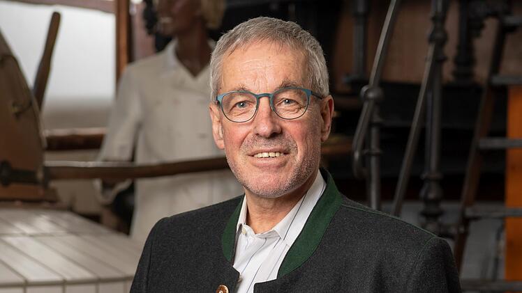 Dipl. Ing. Martin Knab, 1. Vorsitzender Fr&auml;nkisches Brauereimuseum, mit einer Flasche des Michaelsberger Festbiers