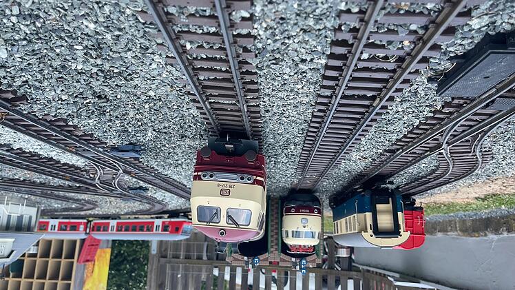 Der Lokschuppen sieht täuschend echt aus. Foto: Jürgen Gärtner