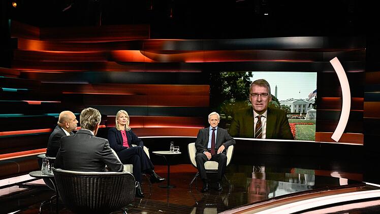 ZDF-Korrespondent Elmar Theveßen (rechts) warnte bei "Markus Lanz" vor den schwerwiegenden Folgen, die der Einsatz texanischer Nationalgardisten in Illinois nach sich ziehen könnte.