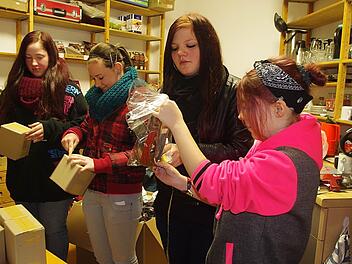 Die Schülerinnen (von links): Lisa Schönbrunn, Jessica Gasparini, Jasmin Chaban und Sarina-Luisa Renner packen fair gehandelte Produkte aus, die beim Mitwitzer Weihnachtsmarkt verkauft werden.  Foto: Heike Schülein