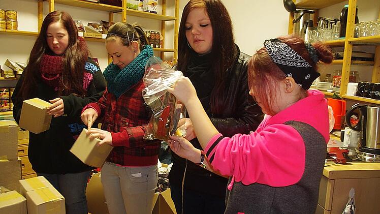 Die Schülerinnen (von links): Lisa Schönbrunn, Jessica Gasparini, Jasmin Chaban und Sarina-Luisa Renner packen fair gehandelte Produkte aus, die beim Mitwitzer Weihnachtsmarkt verkauft werden.  Foto: Heike Schülein