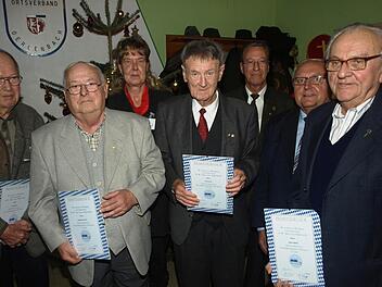 Der VdK-Ortsverband Oerlenbach ehrte langjährige Mitglieder: (von links) Paul Karch, Berthold Emmert, Stellvertretende Vorsitzende Ute Beutert, Rudi Braun, Kreisehrenvorsitzender Walter Herzer, Bürgermeister Siegfried Erhard und Johann Biefel. Foto: Stefan Geiger