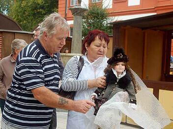 Gesucht und gefunden: Wilfried und Helga Berg aus Stressenhausen sammeln historische Puppen . Fotos: Gabi Arnold