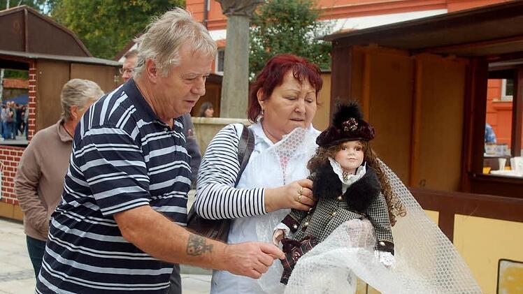 Gesucht und gefunden: Wilfried und Helga Berg aus Stressenhausen sammeln historische Puppen . Fotos: Gabi Arnold