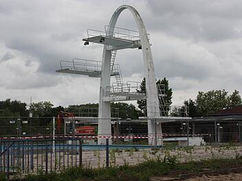 Im Freibad West laufen die Arbeiten schon. Der Sprungturm bleibt stehen. Foto: Stadtwerke Erlangen