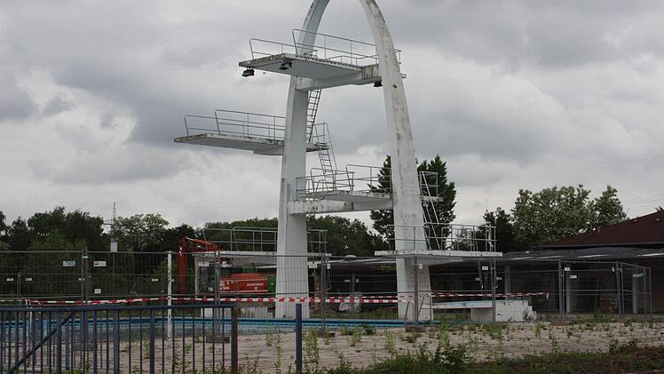 Im Freibad West laufen die Arbeiten schon. Der Sprungturm bleibt stehen. Foto: Stadtwerke Erlangen